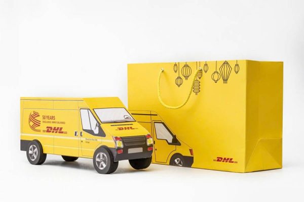 Hộp bánh hình ô tô DHL độc đáo