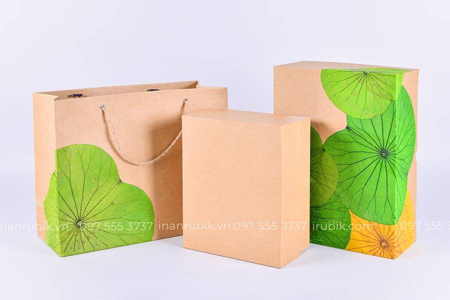 Sản phẩm kết hợp lá sen thật là món quà tặng mang đậm ý nghĩa của nét đẹp thuần Việt