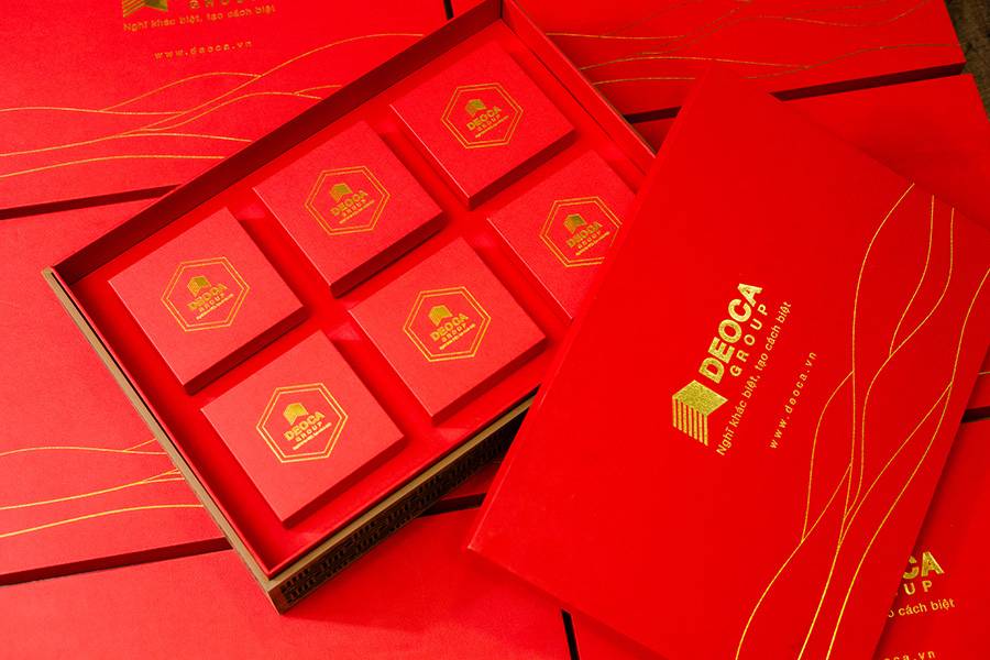Hộp quà tặng trung thu màu đỏ và họa tiết vàng