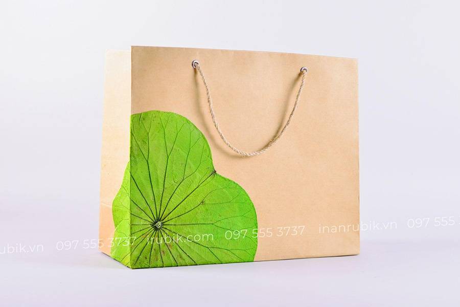 Lớp lá sen phủ ngoài túi mang thông điệp về sự bền vững