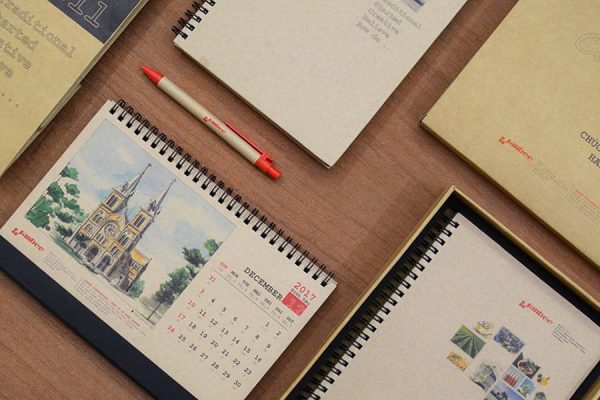 Hộp đựng lịch & Lịch để bàn chữ A