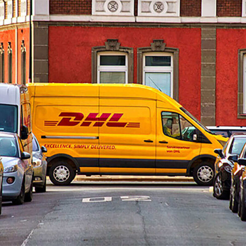 Mẫu thiết kế hộp bánh trung thu với biểu tượng DHL quen thuộc trên khắp các cung đường