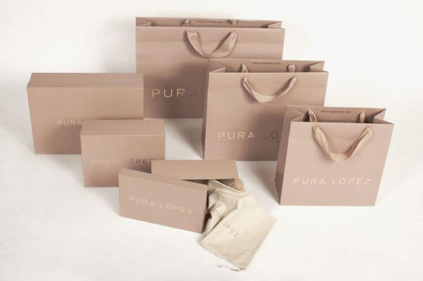 In Túi giấy có quai logo, tên và thông điệp thương hiệu 