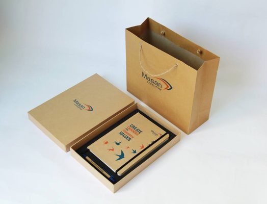 Set quà tặng gồm sổ tay, bút, hộp quà và túi giấy