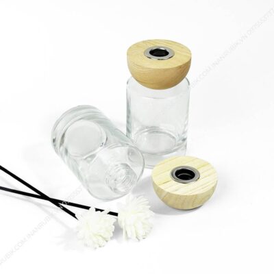 Lọ thủy tinh giữ que cố định, lan tỏa hương đều khắp không gian.