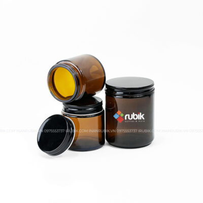 In logo nổi bật trên hũ thủy tinh nâu đựng nến thơm 100ml 200ml